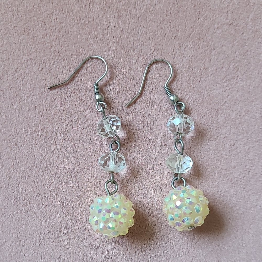 Elegant Gold And Cream Drop Earrings Set - Picture 10 of 12
